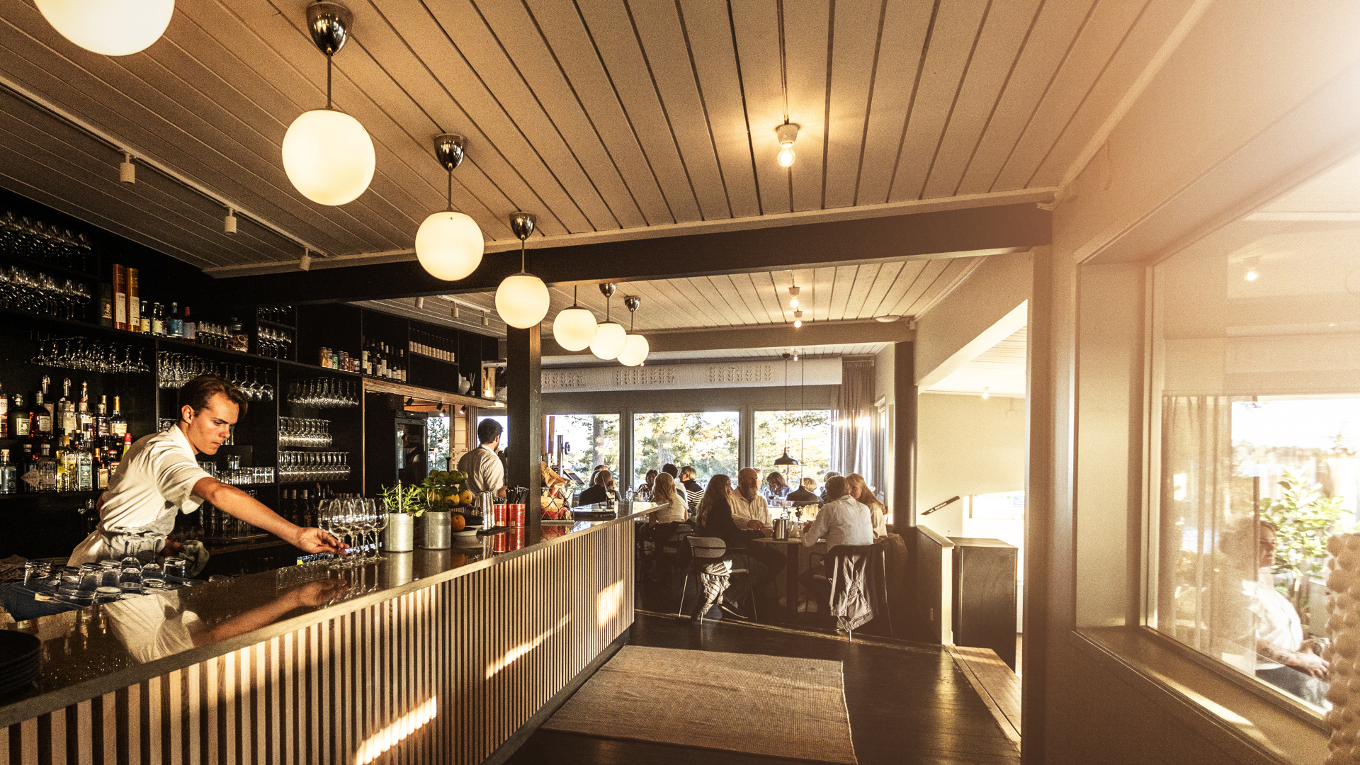 Dukat bord i restaurangmiljö